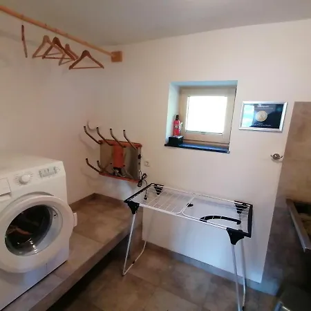 La-wurm Mit Privatem Whirlpool דירה *